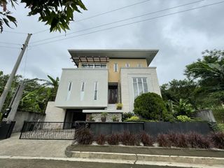 WELL-MAINTAINED 3BR GOLF COURSE VIEW HOME | 308 SQM LOT | 304 SQM FA | 4-CAR GARAGE | SPLENDIDO