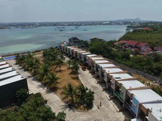 FURNISHED 3-BEDROOM BEACHFRONT COMMUNITY