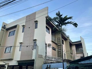 3-Storey Modern Design Townhouses, LA: 62sqm., FA: 125sqm., 3Bedroom, 1 Car Garage, 4 T&Bath, With Balcony