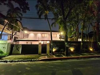 7BR House for rent in Quezon City *Whiteplains