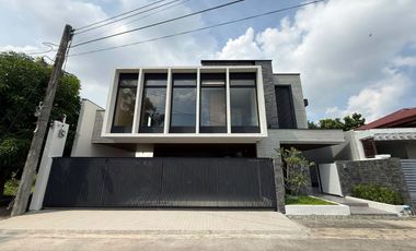 FOR SALE IMPRESSIVE BRAND NEW MODERN GLASS HOME WITH WOOD ACCENTS