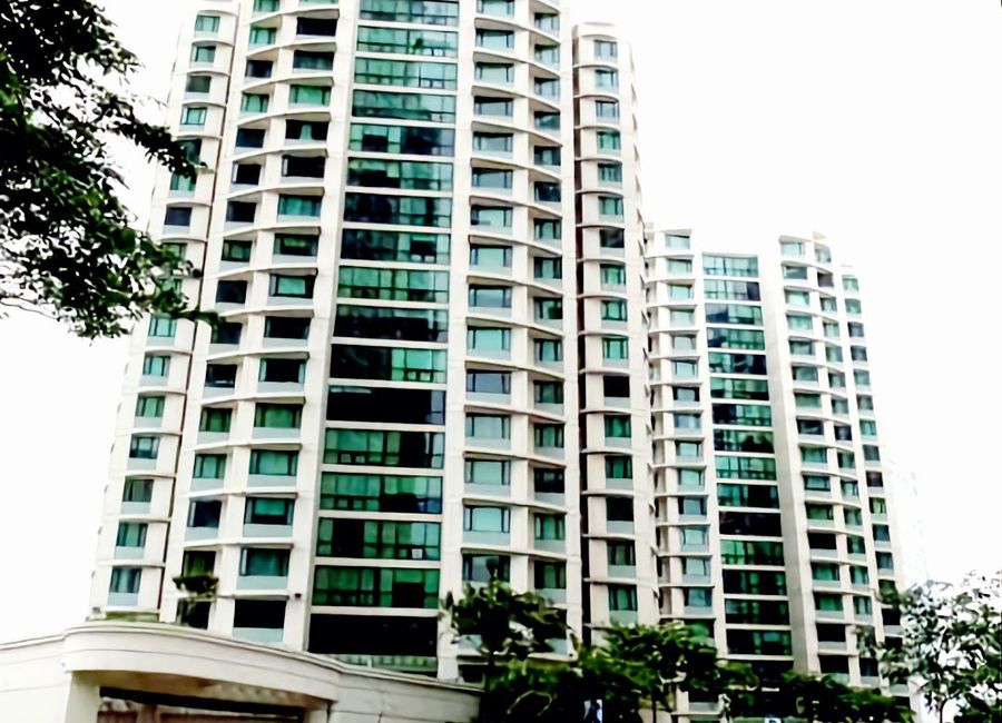 BONIFACIO RIDGE CYPRESS TOWER 2 BEDROOM AND DEN/BEDROOM WITH PARKING