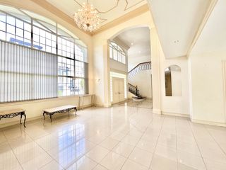 4 Bedroom Unfurnished House with Pool in North Town