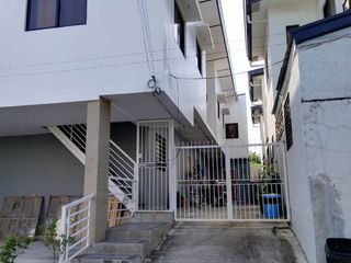 3 bedroom townhouse/apartment 2 toilets and bath at UPS 5 Sucat Paranaque Metro Manila
