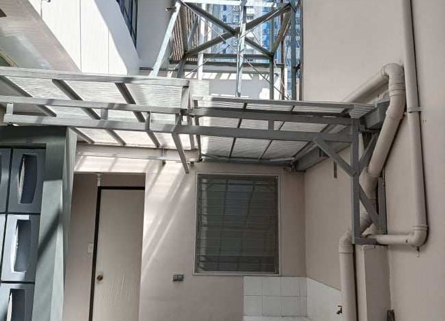 NEWLY RENOVATED APARTMENT UNIT. HIGH CEILING and BRIGHT. Across SM MEZZA RESIDENCES Near SM CENTERPOINT