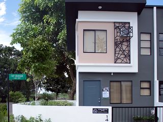 House & Lot ( Calista End)